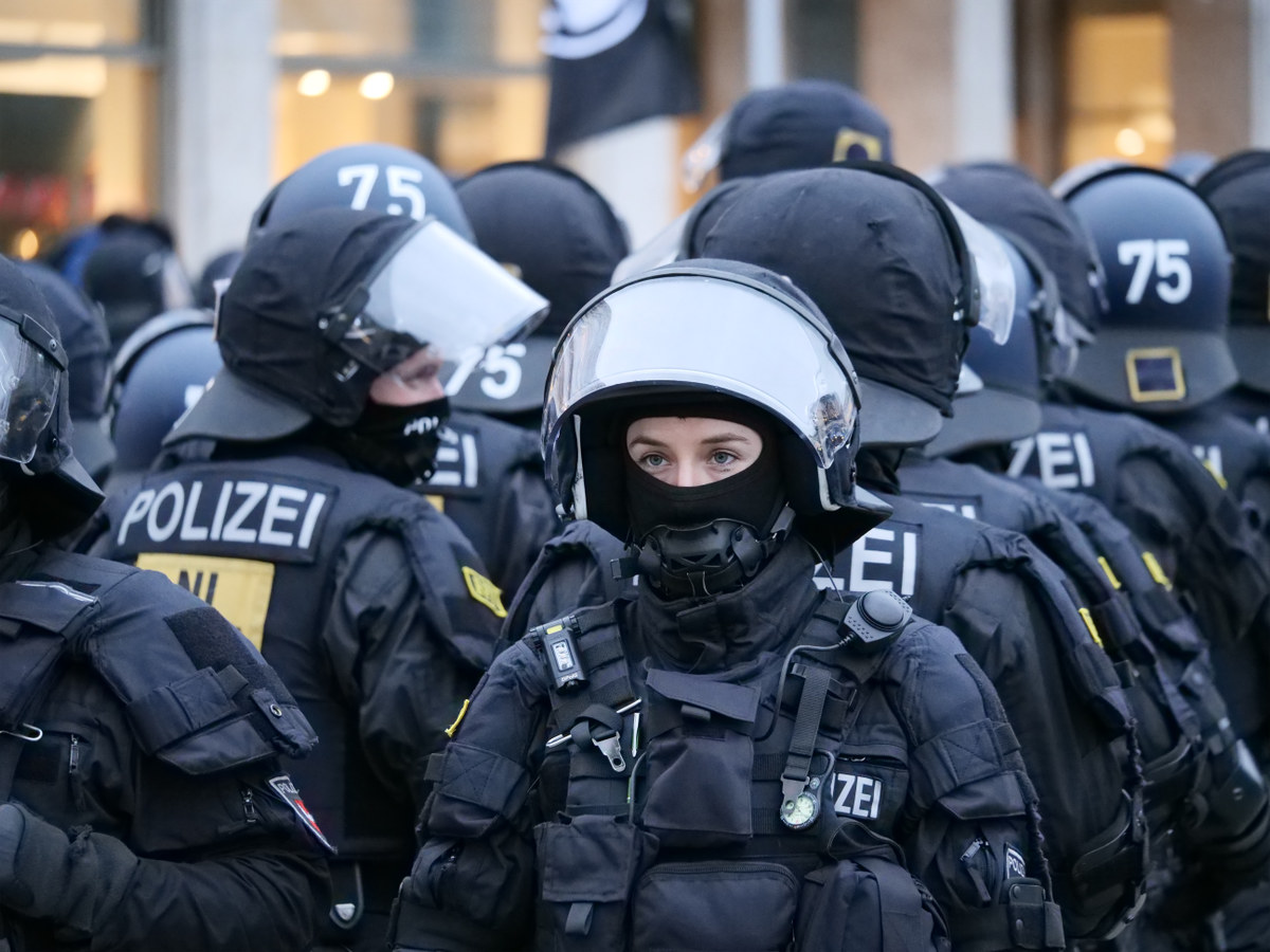 Demonstration Hannover: Bis zu 5.800 Menschen bei „Gen Z regelt“ – Polizei bei Demo Symbolbild