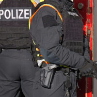 Polizei mit Dienstwaffe