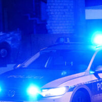 Polizeiwagen bei Nachteinsatz
