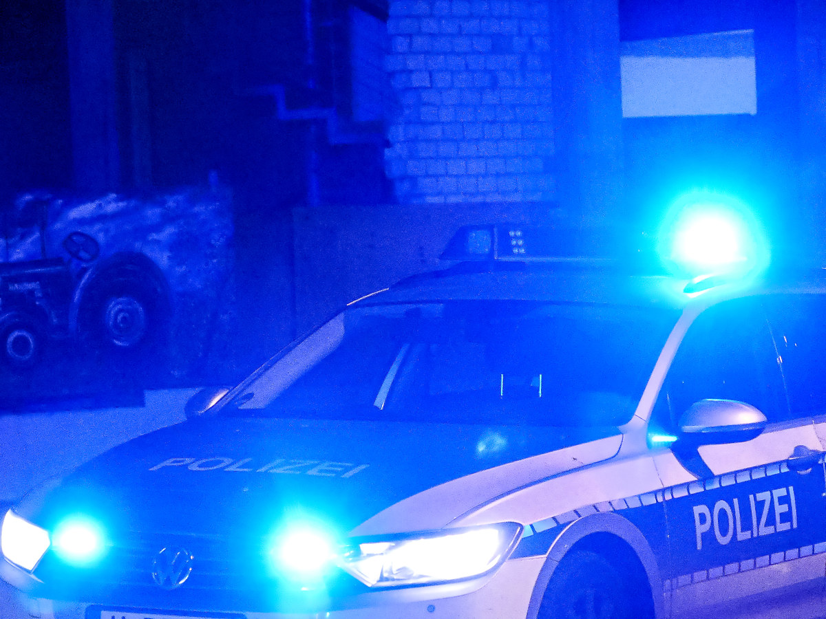 Polizeiwagen bei Nachteinsatz