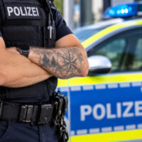 Polizist mit Tattoo
