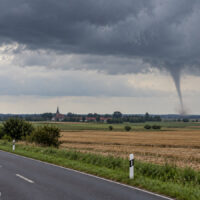 Symbolbild Tornado über Feldern